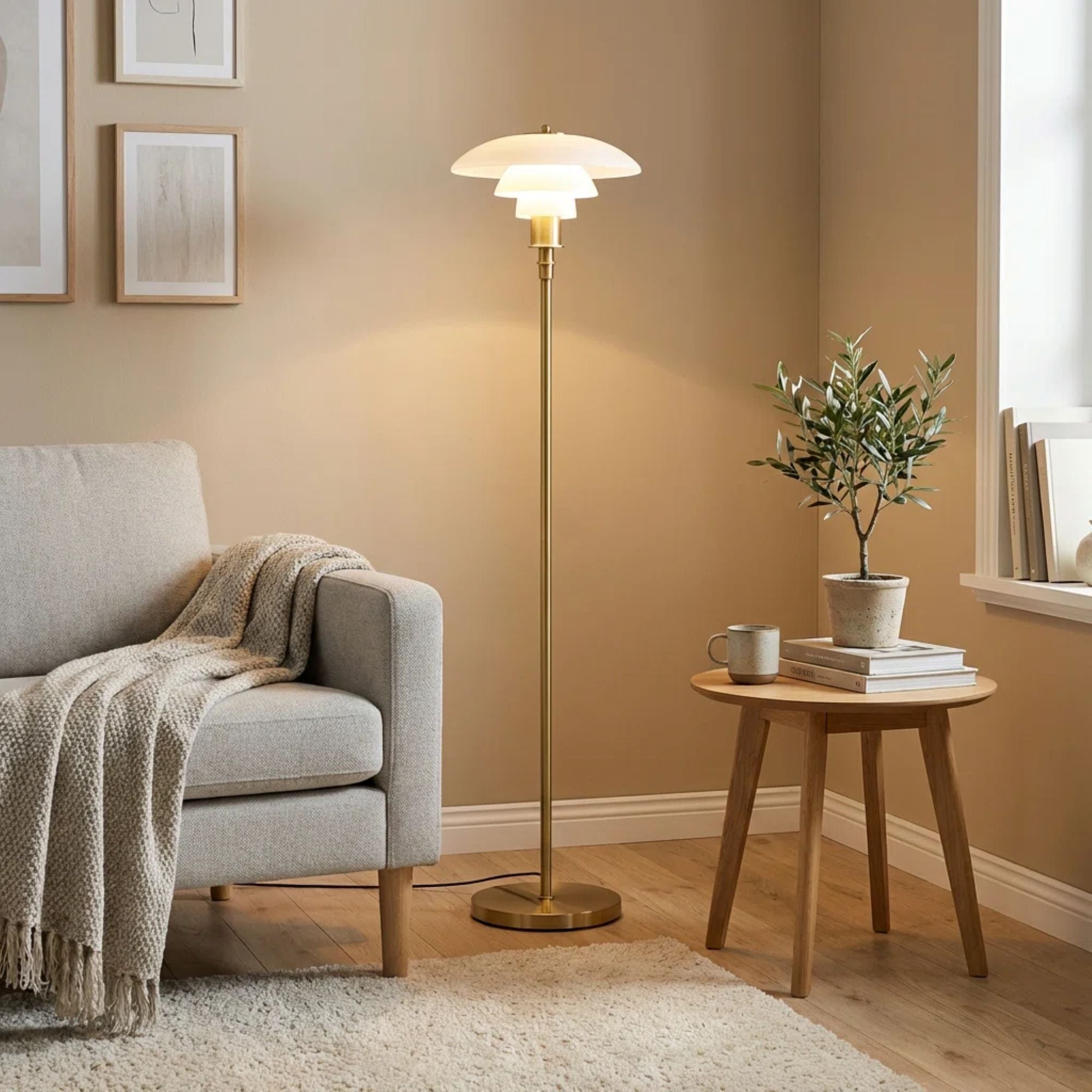 Layered reflector floor lamp in brushed gold with white diffuser